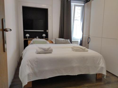 uma grande cama branca num quarto com uma janela em Prime Apartment Piran em Piran