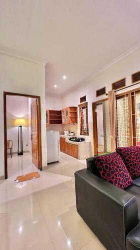 Il comprend un salon avec un canapé et une cuisine. dans l'établissement Vila Kusuma Estate Batu, à Batu