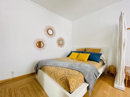a bedroom with a bed and two mirrors on the wall at Bohemia - By BEST KEYS - Idéal Pro & Couple - Cosy - Centre Ville - SMART TV - Machine à Café Nespresso - Netflix & WiFi Fibre - Check-in Autonome - Parking Facile & Gratuit - Confort & Équipements Premium in Sens