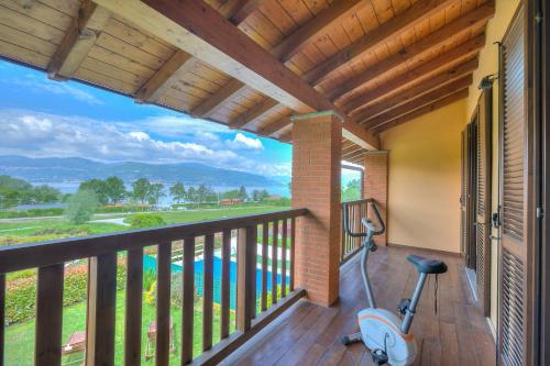 dom z balkonem i basenem w obiekcie Miralago Lake View Outside Whirlpool - Happy Rentals w mieście Ispra