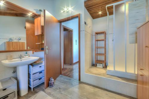 Bilik mandi di Miralago Lake View Outside Whirlpool - Happy Rentals