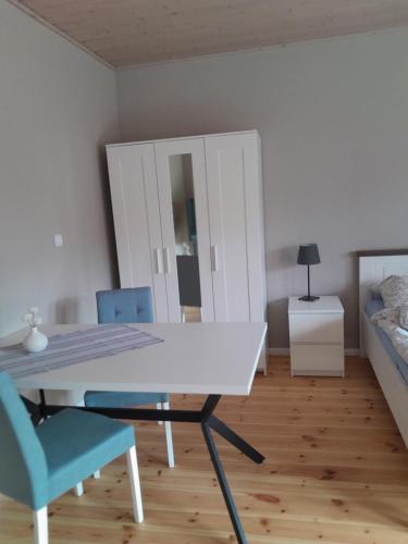 a room with a table and two chairs and a bed at Ferienwohnung Wussegel in Hitzacker