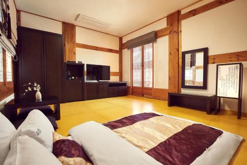 sala de estar amplia con sofá y TV en Hanok Stay Namwonyechon by Kensington en Namwon