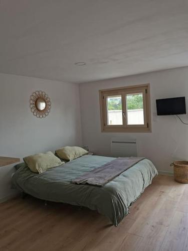 Rougemont的住宿－Studio au calme avec terrasse，白色客房的一张床位,设有窗户