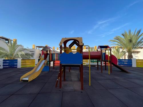un parque infantil con tobogán en Apartamento Vera playa, en Vera