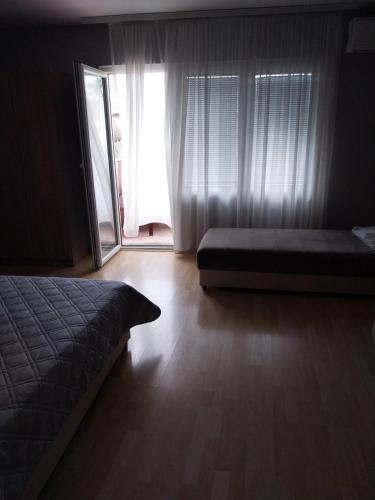 Una cama o camas en una habitación de Apartments Tatjana