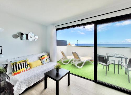 un soggiorno con vista sull'oceano di Summer Breeze Penthouse a Puerto de la Cruz