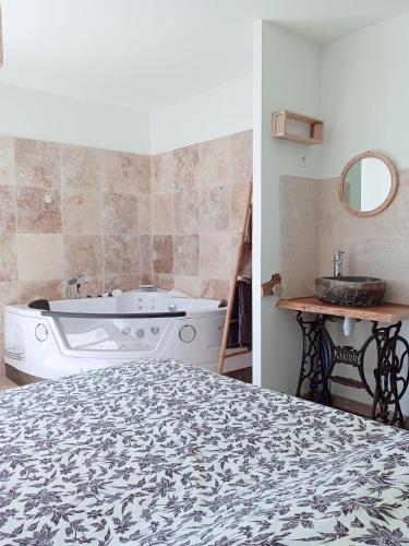 La salle de bains est pourvue d'un lit, d'une baignoire et d'un lavabo. dans l'établissement Charme et détente, à Allex