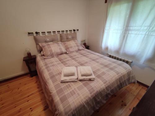 1 dormitorio con 1 cama con 2 toallas en Inmocyma El Sarrau-Cerler, en Cerler