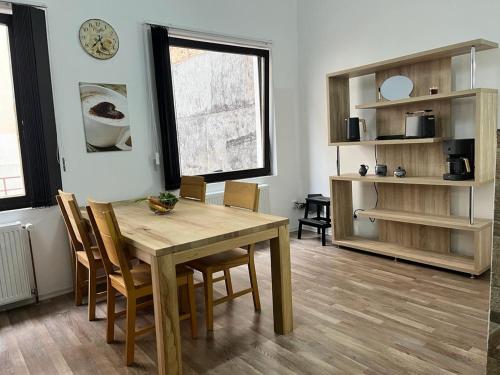 ヴィースバーデンにあるLeonardo Apartmentのダイニングルーム(木製テーブル、椅子付)