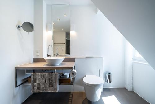 een badkamer met een wastafel en een toilet bij Quartier Carpe Diem in Prerow