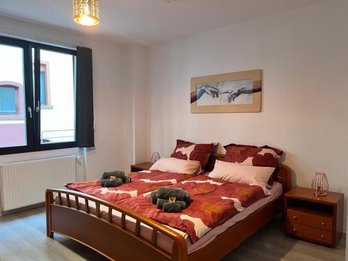 un dormitorio con una cama con dos animales de peluche en Leonardo Apartment, en Wiesbaden