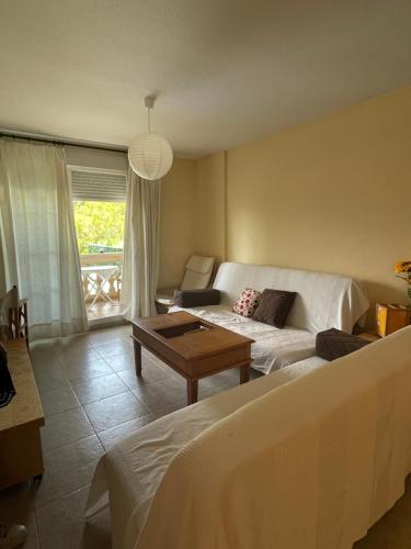 a hotel room with a bed and a table at Aura Playa, casa familiar in Albir