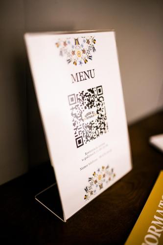 a white sign sitting on top of a table at Nordowi Dwór in Celbowo