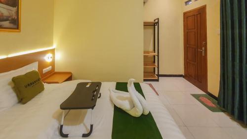 Кровать или кровати в номере Urbanview Hotel Sakura Kampung Inggris Pare by RedDoorz