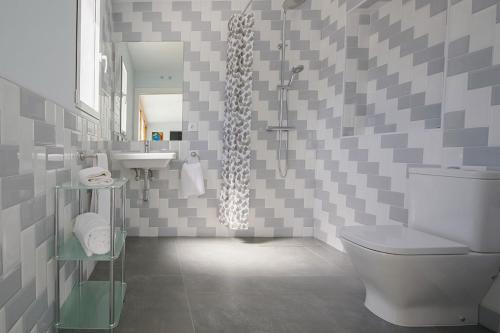 a bathroom with a toilet and a sink at Casa Rural Duran in Mocejón