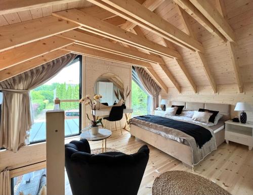 ein Schlafzimmer mit einem Bett und einem großen Fenster in der Unterkunft UNO Dom Kopalino in Kopalino