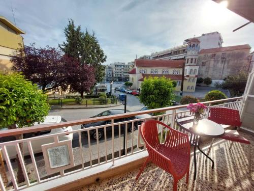 un balcone con 2 sedie, un tavolo e una strada di Konstantina's Center Apartment a Kavala