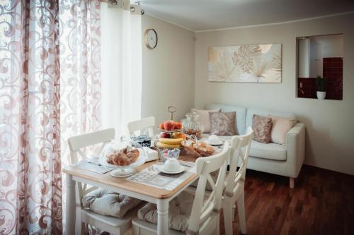 una sala da pranzo con tavolo e cibo di LA TERRAZZA DEI GEMELLI - casa vacanze a Venosa