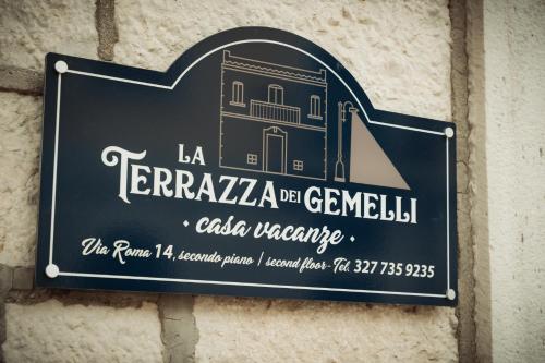 a sign on the side of a building on a wall at LA TERRAZZA DEI GEMELLI - casa vacanze in Venosa