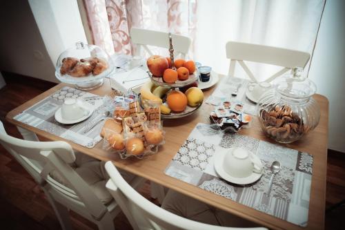 a dining room table with fruits and vegetables on it at LA TERRAZZA DEI GEMELLI - casa vacanze in Venosa