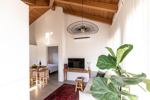 a living room with a couch and a tv at סטייל בקיבוץ in Kefar Szold