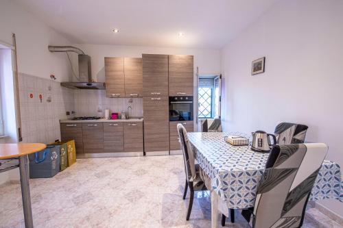 cocina y comedor con mesa y sillas en Casa Fontanini, en Roma