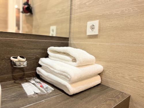 阿拉木圖的住宿－Resident Hotel Gogol，浴室的台面上摆放着一堆毛巾