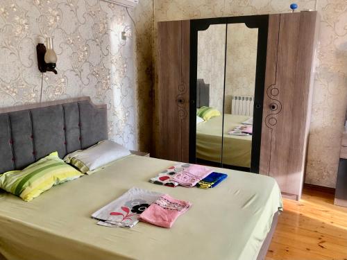 1 dormitorio con 1 cama con espejo grande en Баку приморский поселок Бузовна, en Buzovna