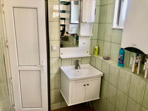Baño pequeño con lavabo y espejo en Баку приморский поселок Бузовна, en Buzovna