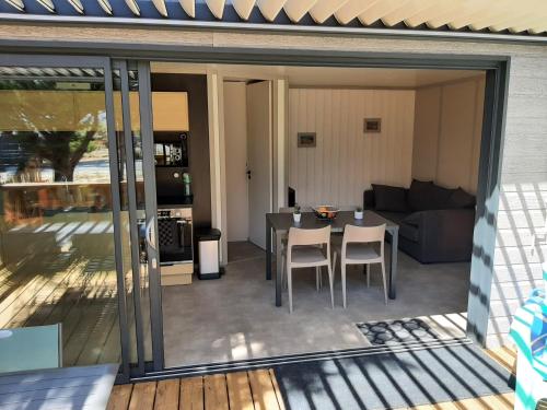 - un salon et une salle à manger avec des portes coulissantes en verre dans l'établissement Cottage, à Jullouville