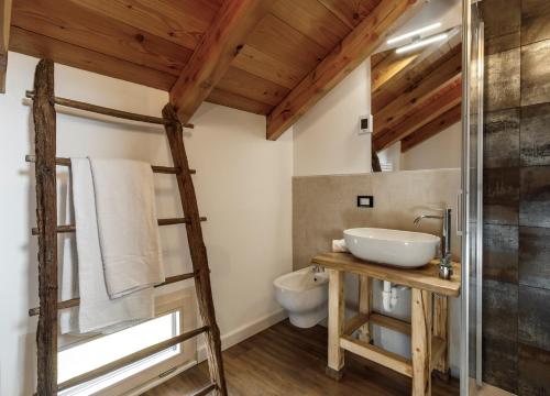 baño con escalera, lavabo y aseo en Casa21 en SantʼAntonio Tortal