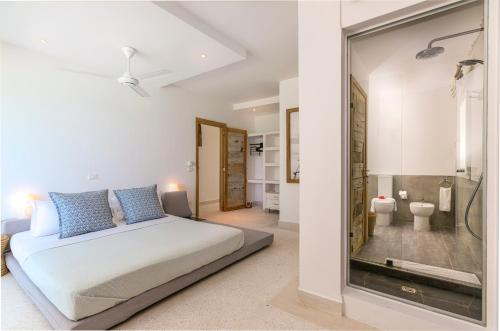 Ένα μπάνιο στο Deluxe Beachfront Penthouse with Panoramic Ocean Views