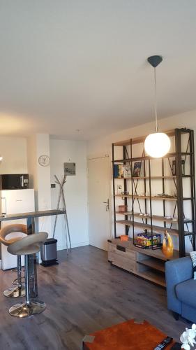 uma sala de estar com um sofá azul e uma mesa em APPARTEMENT T2 AGROPARC AVIGNON em Avignon