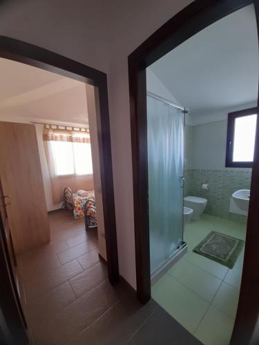 baño con ducha y puerta de cristal en Bella e Nuova casa vacanze Sardegna, en Lotzorai