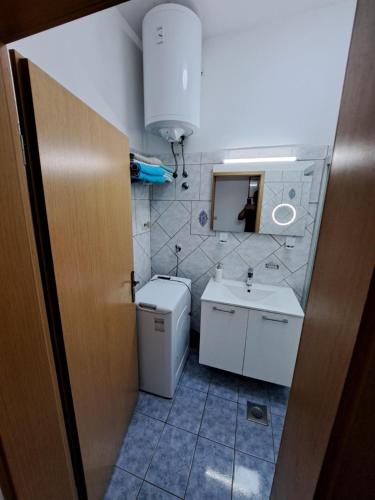 W łazience znajduje się toaleta, umywalka i lustro. w obiekcie Caveromane w Puli