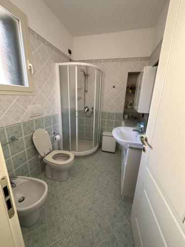 La salle de bains est pourvue d'une douche, de toilettes et d'un lavabo. dans l'établissement CASA CELESTE, à Bordighera