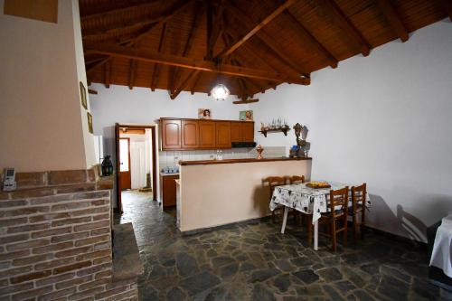 kuchnia i jadalnia ze stołem i krzesłami w obiekcie Anastasios House w Koroni