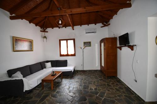 uma sala de estar com um sofá e uma mesa em Anastasios House em Koroni