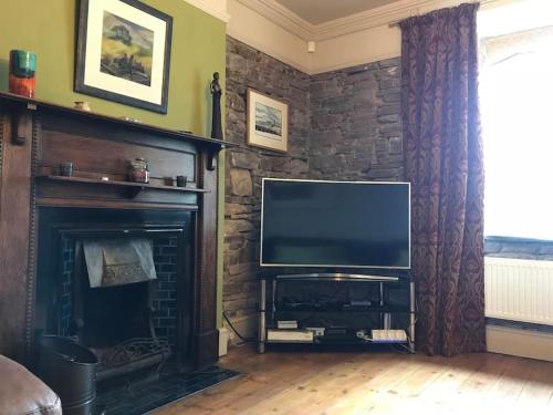 Μια τηλεόραση ή/και κέντρο ψυχαγωγίας στο Large Former Farmhouse, Crickhowell