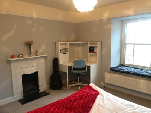 Ένα ή περισσότερα κρεβάτια σε δωμάτιο στο Large Former Farmhouse, Crickhowell