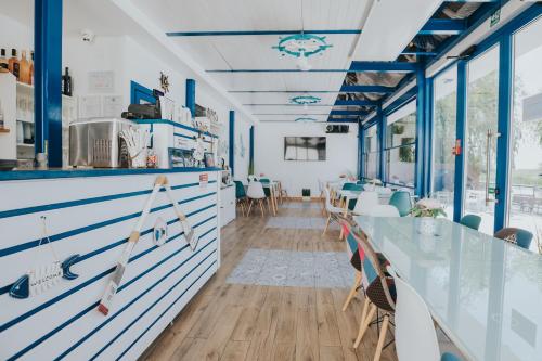 a room with a long counter with chairs and tables at WPO - WILD PIKE OASIS in Caraorman