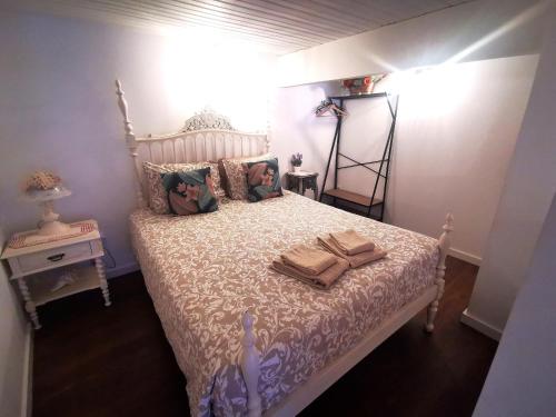 um quarto com uma cama com uma cómoda e uma escada em Charming Portuguese style apartment, for rent "Vida à Portuguesa", "Fruta or Polvo" Alojamento Local em Portimão