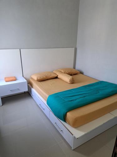 sypialnia z łóżkiem i szafką nocną w obiekcie Villa petit Tour w mieście Batu