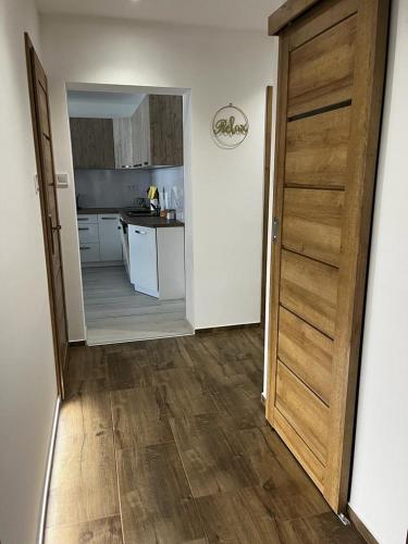 a hallway with a kitchen and a door leading into a kitchen at Apartmán Lúčky Bojnice in Bojnice