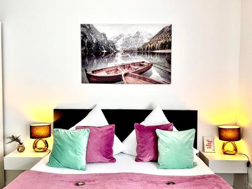 カールスルーエにあるPrime Host Balcony Apartmentのベッドルーム1室(紫とピンクの枕が備わるベッド1台付)