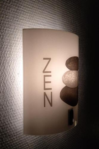 a sign with three zebra rocks on a wall at Gîte léperon 4 in Clisson