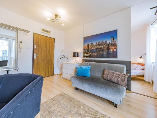 sala de estar con sofá y cama en Apartamenty Przytulne z balkonem i bezpłatnym parkingiem, en Gdansk