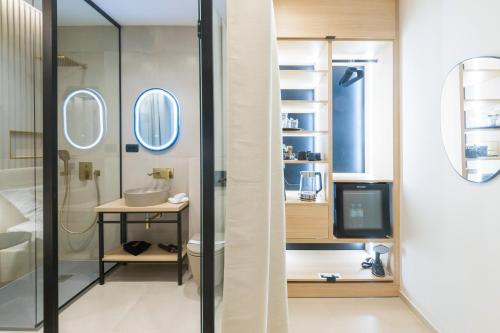 ein Bad mit einer Dusche und einem WC sowie ein TV in der Unterkunft Tonio Rooms in Zadar