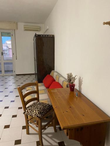 uma sala de estar com uma mesa de madeira e um sofá em Casa vacanze Gilli em Cagliari